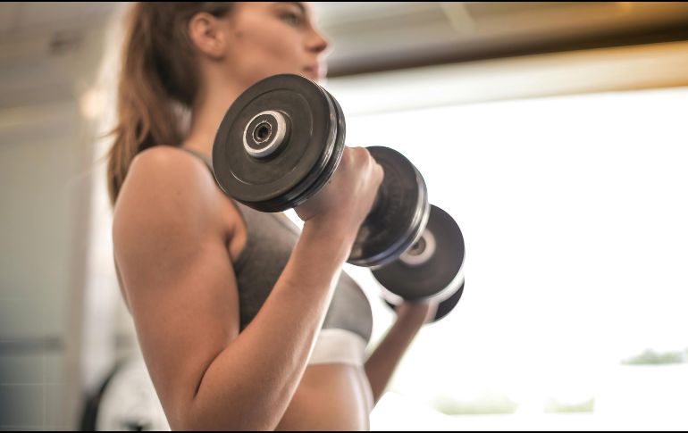 También debes acompañar tu alimentación con ejercicio de fuerza constante. PEXELS