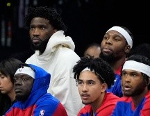 Joel Embiid observa desde la banca el partido contra los Bucks de Milwaukee. ARCHIVO / AP Foto
