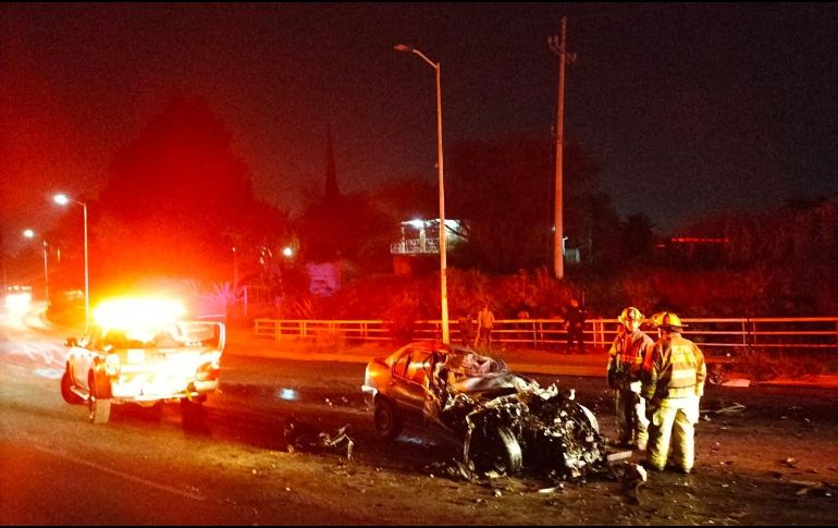El conductor del vehículo compacto fue trasladado a recibir atención médica a la Cruz Verde Cabecera en estado grave de salud. ESPECIAL/ Bomberos de Tlajomulco