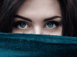 Es interesante notar que la forma en que interpretamos las miradas puede variar según el contexto cultural. En algunas culturas, mantener contacto visual es una señal de respeto y atención, mientras que en otras puede interpretarse como un desafío. CANVA