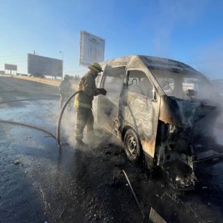 Se incendia camioneta tras choque en Carretera a Nogales