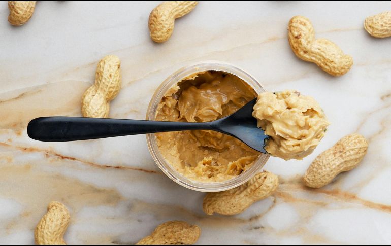 En la actualidad, el maní no solo forma parte de la alimentación en su estado natural, sino que muchas personas prefieren consumirlo en su versión como mantequilla. ESPECIAL / Foto de Corleto Peanut butter en Unsplash