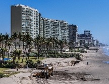 Fotografía del 23 de octubre de 2024, donde se observa maquinaria pesada en una zona afectada por el paso del huracán Otis, en el balneario de Acapulco en el estado de Guerrero (Mexico). EFE/D. Guzmán