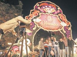 En el arranque de las actividades de Calaverandia, los asistentes no pararon de tomarse fotos en las atracciones. EL INFORMADOR/H. Figueroa