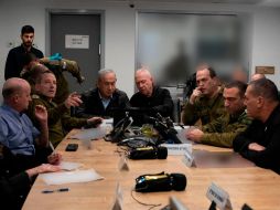 El primer ministro Benjamín Netanyahu siguió el ataque junto al ministro de Defensa, Yoav Gallant, este sábado, en la base militar de Kyria en Tel Aviv EFE/ Oficina del Primer Ministro Israelí