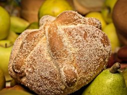 Entre las mejores opciones de comida para poner sin falta en un altar, el pan de muerto ocupa el primer lugar. AFP / ARCHIVO