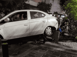 Unidades de la Comisaría de Policía de Guadalajara y de Protección Civil se encuentran en el sitio. CORTESÍA.