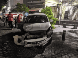 En videos e imágenes que circulan en redes sociales se puede apreciar como el presunto ladrón de la camioneta ingresa en la zona peatonal frente a la Catedral de Guadalajara, sin detenerse ante la multitud de personas congregadas en el lugar. CORTESÍA.
