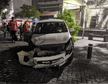 En videos e imágenes que circulan en redes sociales se puede apreciar como el presunto ladrón de la camioneta ingresa en la zona peatonal frente a la Catedral de Guadalajara, sin detenerse ante la multitud de personas congregadas en el lugar. CORTESÍA.