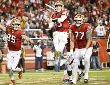 Brock Purdy (#13) se repuso de una mala actuación la semana pasada para comandar este triunfo. AP
