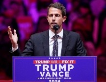 Tony Hinchcliffe soltó un chiste de Puerto Rico en un mitin de campaña de Trump que no cayó muy bien en varias comunidades de la población. AP / Evan Vucci)