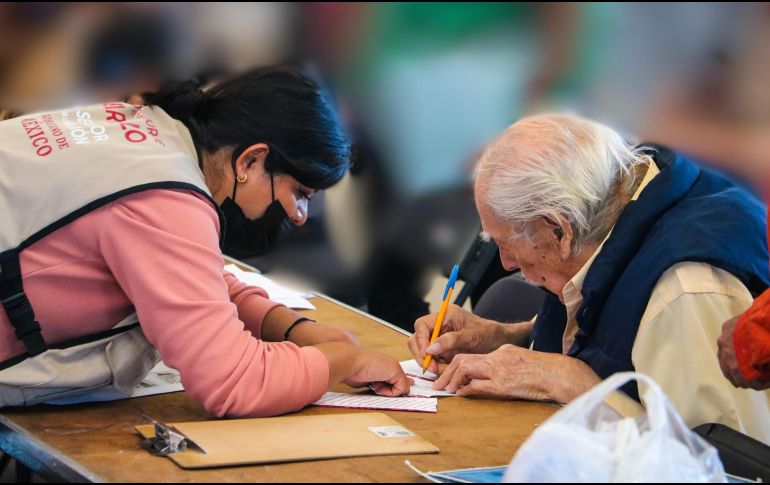 Claudia Sheinbaum explicó que es voluntario contestar al cuestionario, mientras que todos los adultos mayores van a recibir la visita casa por casa. EL INFORMADOR / ARCHIVO