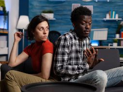 El divorcio emocional es un proceso sutil pero devastador que puede afectar profundamente la calidad de una relación. CANVA