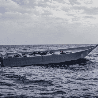 Un barco de migrantes egipcios naufraga y causa muertes en Libia