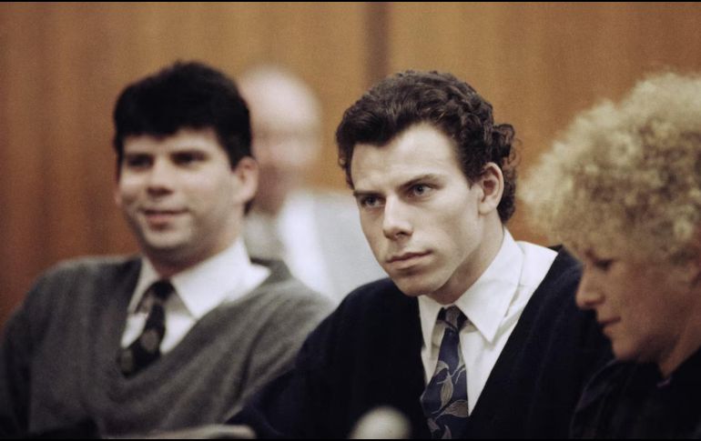 Erik y Lyle Menéndez, sentenciados a cadena perpetua en 1996 por el homicidio de sus padres, deberán aguardar hasta finales de enero próximo para conocer si se les concederá una nueva sentencia. AP / ARCHIVO