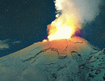 Además de la emisión de material incandescente, se reportó la dispersión de ceniza volcánica hacia el noreste del estado de Puebla. X/@webcamsdemexico