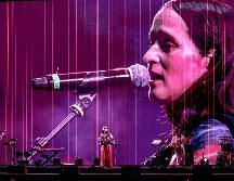 Julieta Venegas se ubicó tras su piano para iniciar la noche con “Dime la Verdad”, una canción que marcó el tono de una velada íntima y emotiva. EL INFORMADOR/ A. Navarro.