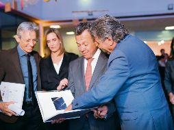 Pablo Lemus Navarro, gobernador electo de Jalisco, observa un catálogo en compañía de Juan José Frangie, presidente municipal de Zapopan. CORTESÍA