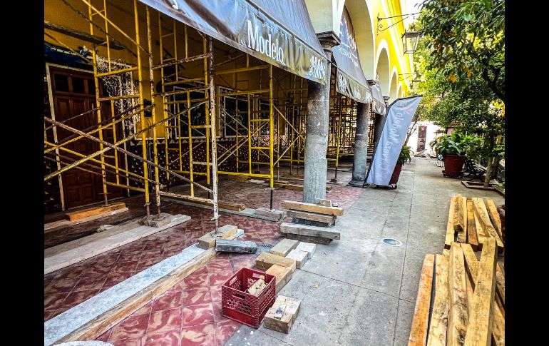 Más de 400 personas se quedaron sin empleo tras el derrumbe de una parte del exterior del El Parián. EL INFORMADOR/ A. Navarro.