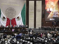 Al presentar el proyecto, el diputado de Morena, Leonel Godoy, subió a la tribuna respaldado por sus compañeras y compañeros de bancada. SUN/ARCHIVO.