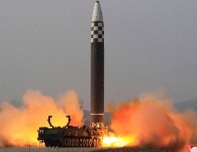 Misil balístico intercontinental (MBIC) Hwasong-17 en un lanzamiento de prueba en un lugar no revelado de Corea del Norte, el 24 de marzo de 2022. Servicio de Noticias de Corea / AP / Archivo