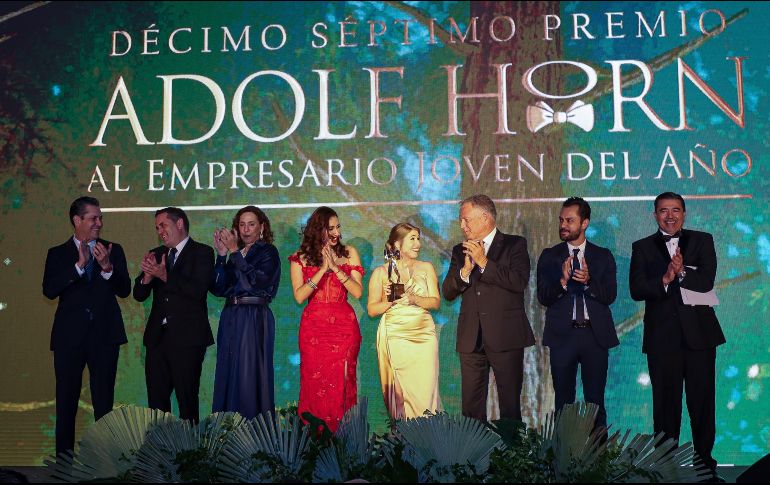 La empresaria Denisse Reynoso fue galardonada con el Décimo Séptimo Premio Adolf Horn al Empresario Joven del Año, el cual le fue entregado por la empresaria Marisa Lazo quien fue la madrina de esta generación. EL INFORMADOR/ H. Figueroa