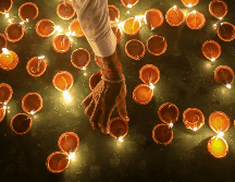 La India celebra el día de hoy el Diwali, como marca la tradición hindú. EFE / EPA / CHAMILA KARUNARATHNE