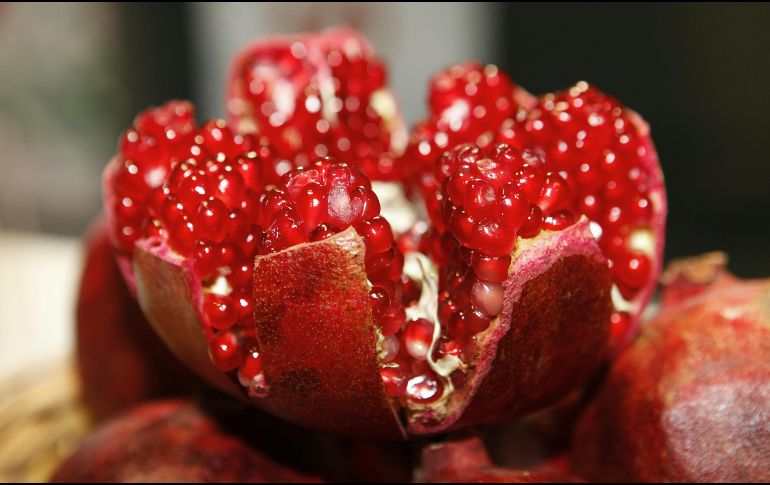 Las granadas son un fruto de temporada que tiene múltiples beneficios a la salud. PEXELS