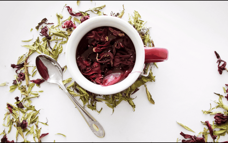 El agua de jamaica puede variar en calidad y composición según la marca y el método de preparación. Pixabay