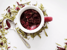 El agua de jamaica puede variar en calidad y composición según la marca y el método de preparación. Pixabay