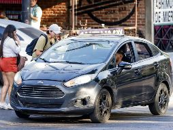 El transporte por aplicaciones móviles está viviendo una decadencia en la calidad del servicio, con vehículos que circulan sin portar placas delanteras, con daños visibles, sucios y con modelos de más de 10 años de antigüedad. EL INFORMADOR/H. Figueroa