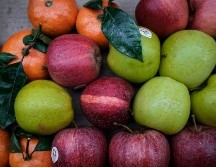 Consumir una manzana al día puede ayudar a regular la presión de manera natural. ESPECIAL / Foto de Daniel Fazio en Unsplash
