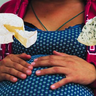 Los quesos que no deberían comerse en caso de embarazo, ¿por qué?