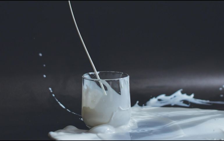 Ante los posibles efectos adversos, los expertos de Harvard sugieren moderar el consumo de leche en la adultez y considerar opciones como la leche de soja o almendras. ESPECIAL / Foto de Anita Jankovic en Unsplash