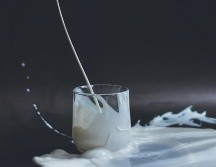 Ante los posibles efectos adversos, los expertos de Harvard sugieren moderar el consumo de leche en la adultez y considerar opciones como la leche de soja o almendras. ESPECIAL / Foto de Anita Jankovic en Unsplash