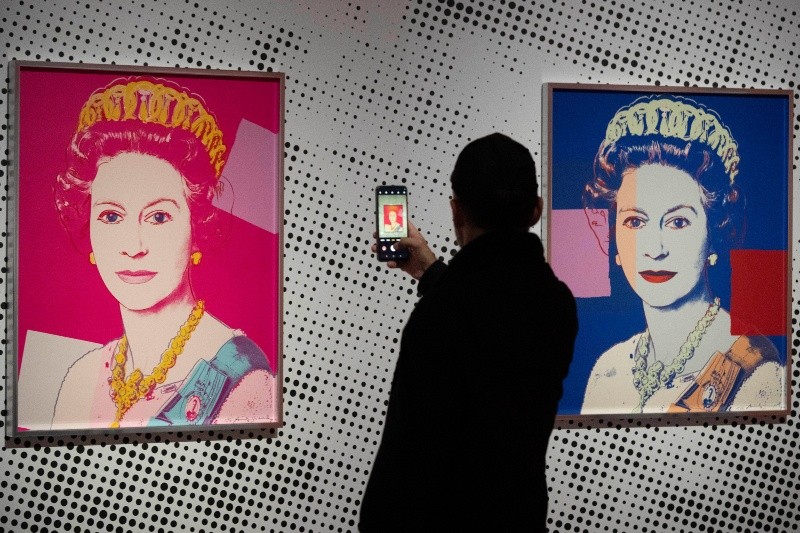Serigrafía que muestra a la Reina Isabel II, parte de la serie de dieciséis impresiones de cuatro reinas, titulada Reigning Queens, 1985, de Andy Warhol, en el museo Paleis Het Loo en Apeldoorn, Holanda. AP / Peter Dejong