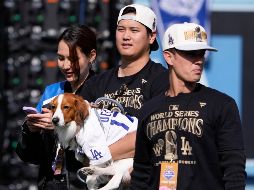 Shohei Ohtani de los Dodgers de Los Ángeles sostiene a su perro tras ganar la Serie Mundial. ARCHIVO / AP Foto