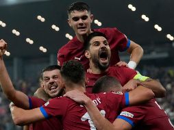 Jugadores serbios celebran tras anotar en el encuentro ante Suiza en la Liga de Naciones de la UEFA. ARCHIVO / AP Foto