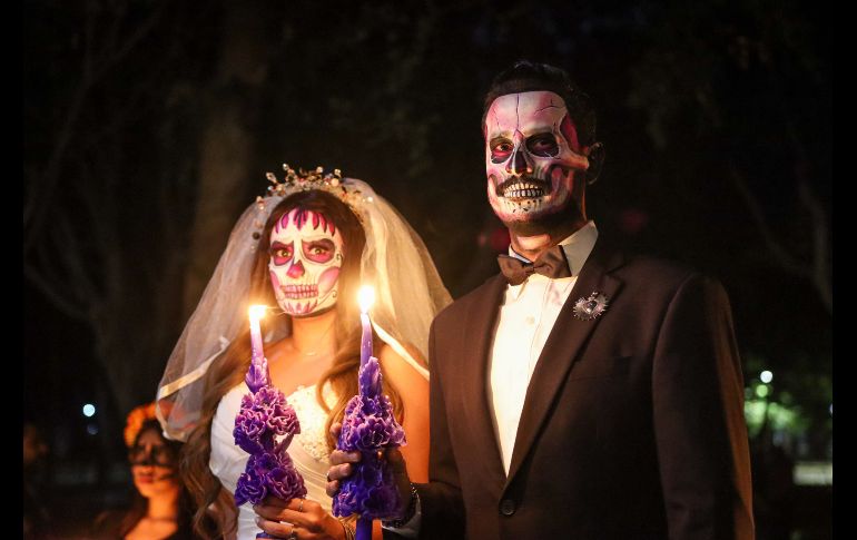 Después del depósito de ofrendas se hizo una pequeña procesión alrededor del lago que está dentro de las instalaciones del museo. EL INFORMADOR/ H. Figueroa.