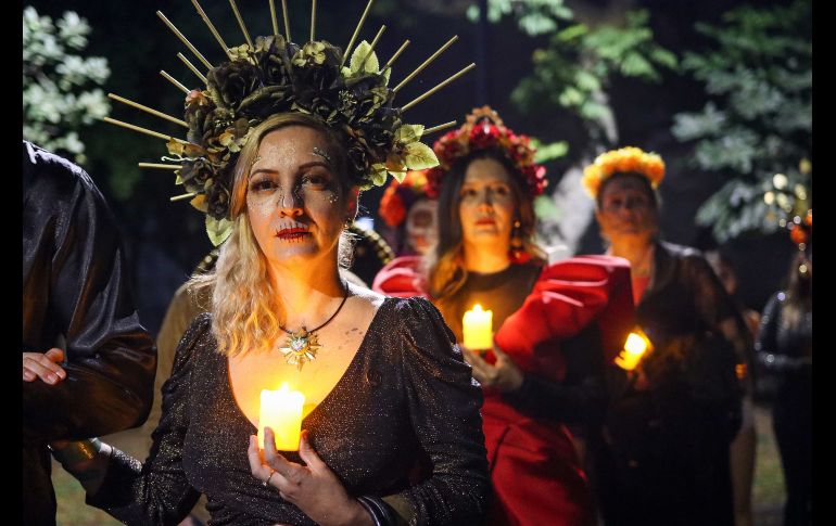 Después del depósito de ofrendas se hizo una pequeña procesión alrededor del lago que está dentro de las instalaciones del museo. EL INFORMADOR/ H. Figueroa.