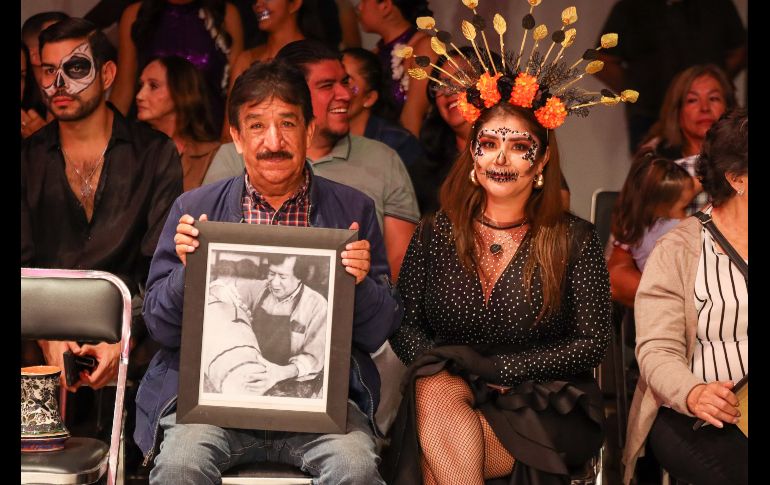 Después del depósito de ofrendas se hizo una pequeña procesión alrededor del lago que está dentro de las instalaciones del museo. EL INFORMADOR/ H. Figueroa.