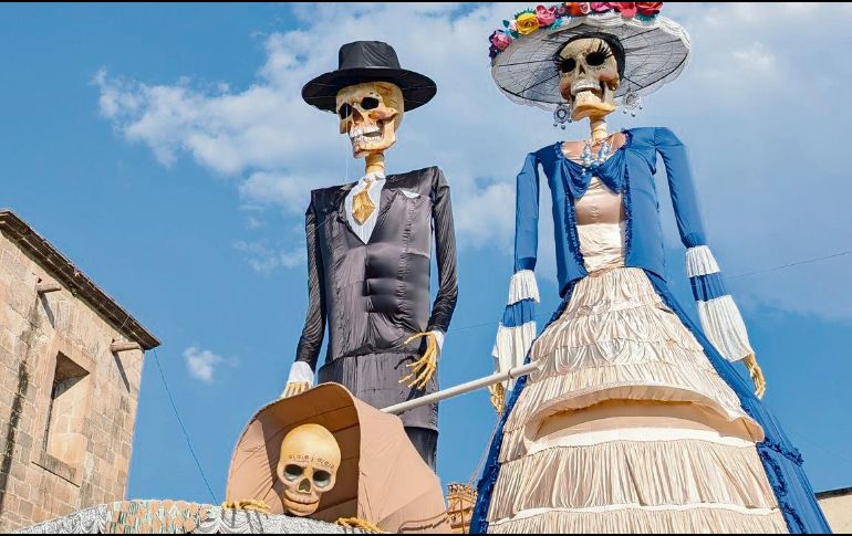 La catrina más alta y su familia resaltan en el Festival de Día de Muertos de Zapotlanejo, atrayendo a miles. ESPECIAL