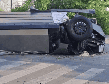 El vehículo terminó totalmente destrozado; personal de Protección Civil y Bomberos rescataron a las personas prensadas. ESPECIAL