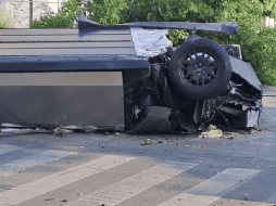 El vehículo terminó totalmente destrozado; personal de Protección Civil y Bomberos rescataron a las personas prensadas. ESPECIAL