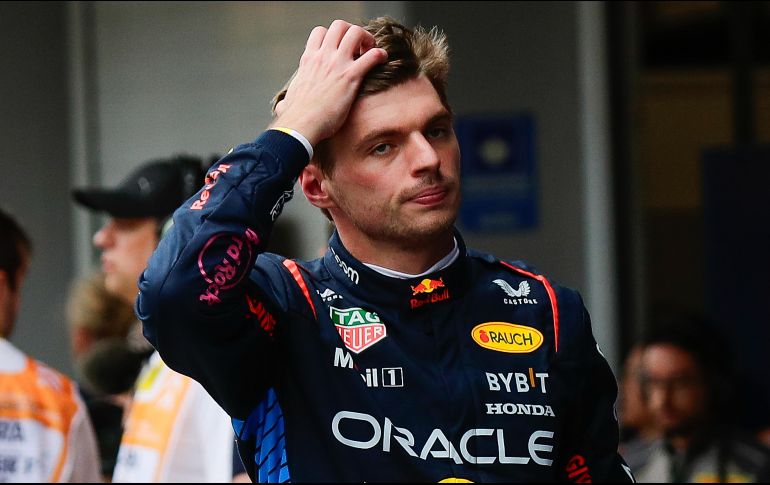 Verstappen explicó que al recibir la notificación de que estaba por debajo del tiempo permitido, intentó ajustar su velocidad, pero no logró hacerlo. EFE / Andre Coelho