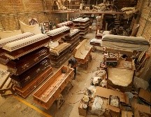 La fábrica realiza al mes un promedio de 250 ataúdes que son distribuidos en grupos y casas funerarias de todo el país. EL INFORMADOR / H. Figueroa