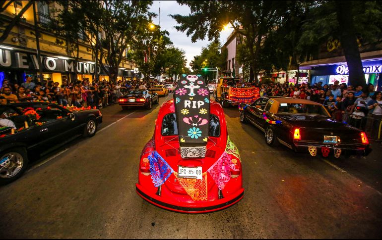 Alrededor de las 18:00 horas los primeros integrantes del desfile llegaron a las inmediaciones de la Rectoría General de la UdeG. EL INFORMADOR/A.NAVARRO