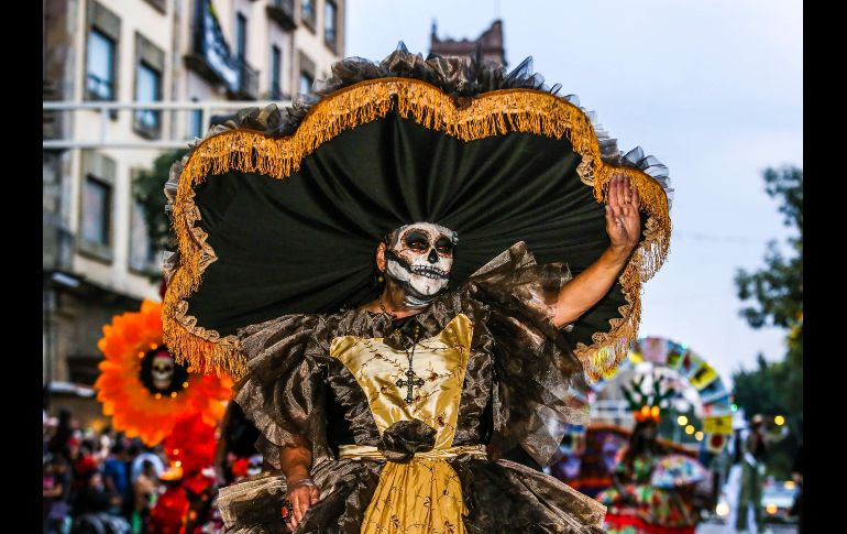 Alrededor de las 18:00 horas los primeros integrantes del desfile llegaron a las inmediaciones de la Rectoría General de la UdeG. EL INFORMADOR/A.NAVARRO