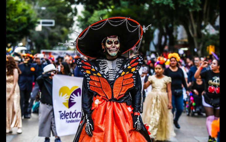 Alrededor de las 18:00 horas los primeros integrantes del desfile llegaron a las inmediaciones de la Rectoría General de la UdeG. EL INFORMADOR/A.NAVARRO