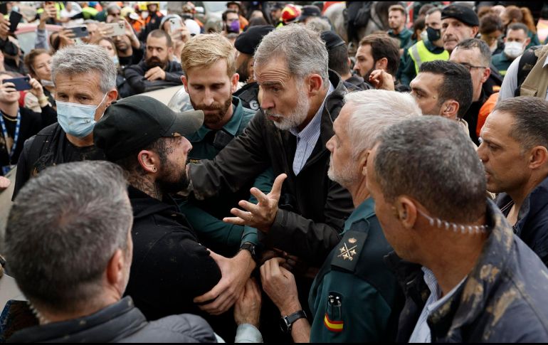 Mientras intentaban establecer un cordón de seguridad en torno al rey, una unidad de caballería del dispositivo policial intervino para alejar a los más exaltados. EFE/ B. ALIÑO